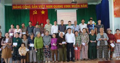 Đồng chí Lê Tấn Hổ cùng đại diện Tổ đại biểu HĐND tỉnh số 5 trao quà tết cho các hộ nghèo xã An Mỹ, huyện Tuy An